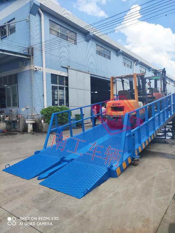 12 ton mobile boarding bridge high guardrail type